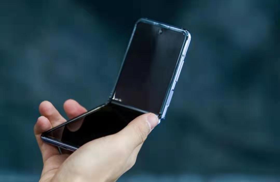 代表未來手機形態的革新，<span  style='background-color:Yellow;'>三星</span>首款搭載可折疊玻璃屏手機上市