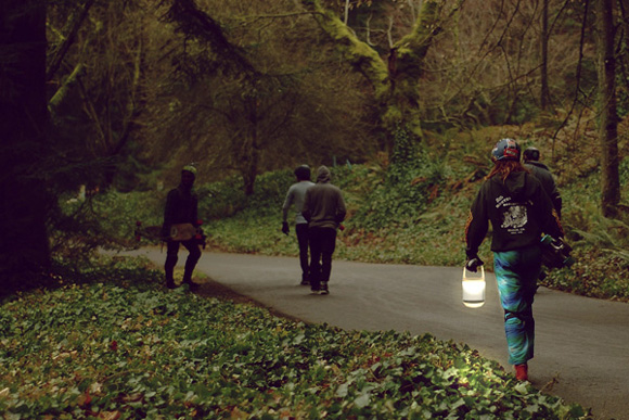 概念手提露營燈 <span  style='background-color:Yellow;'>生態</span>環保手中提